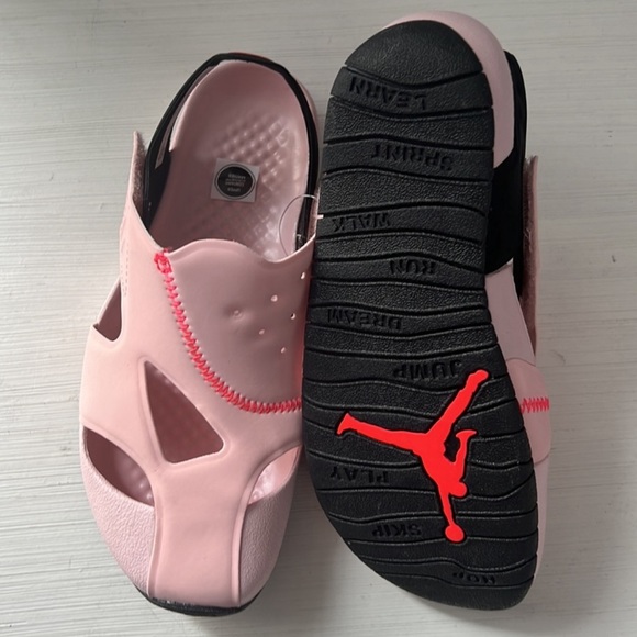 Nike Jordan girl’s pink sandals - Picture 3 of 3